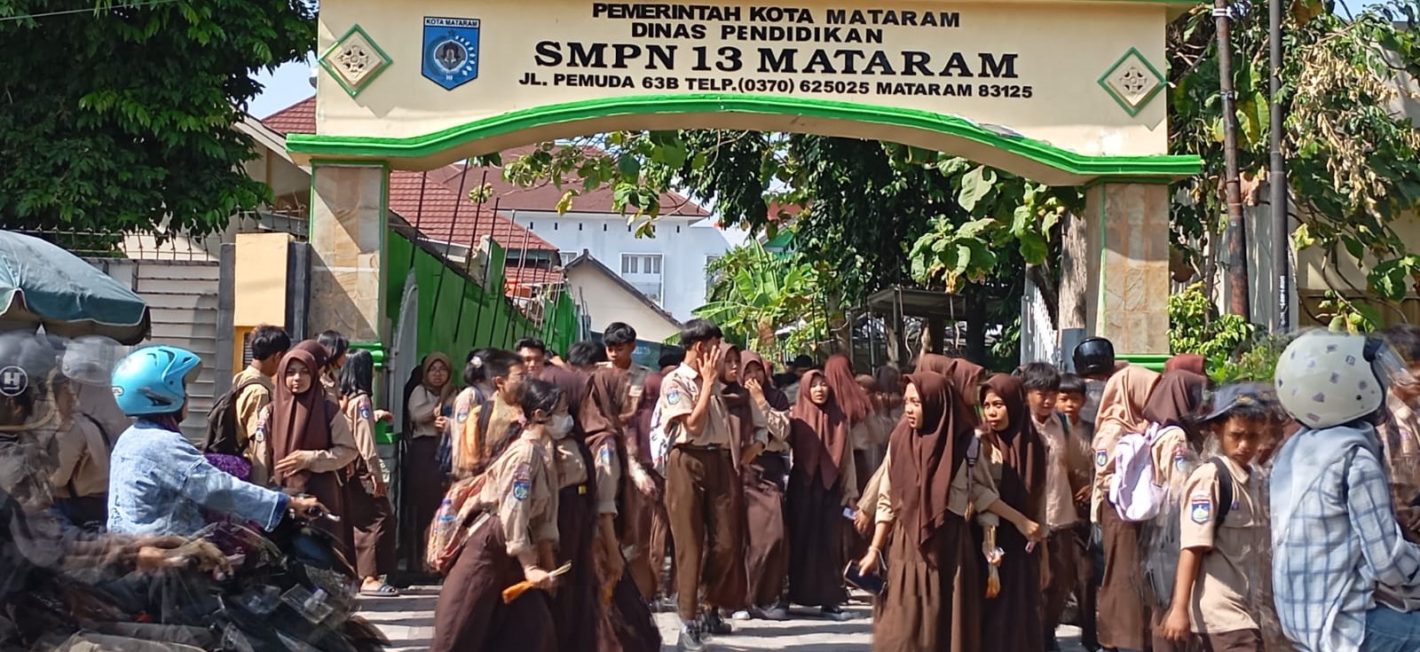 Siswa SMPN 13 Mataram saat jam pulang sekolah, belum lama ini. Libur semester Nataru di Mataram mulai 22 Desember hingga 4 Januari, orang tua jangan lalai awasi anak.