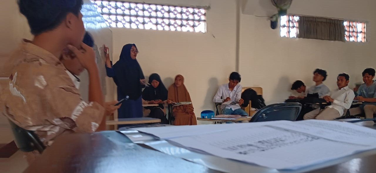 Sejumlah mahasiswa STIT Al-Aziziyah saat belajar di kampus setempat, Jumat lalu (12/12). STIT Al-Aziziyah Lobar ajukan tiga prodi baru, bidik naik status jadi Iinstitut.