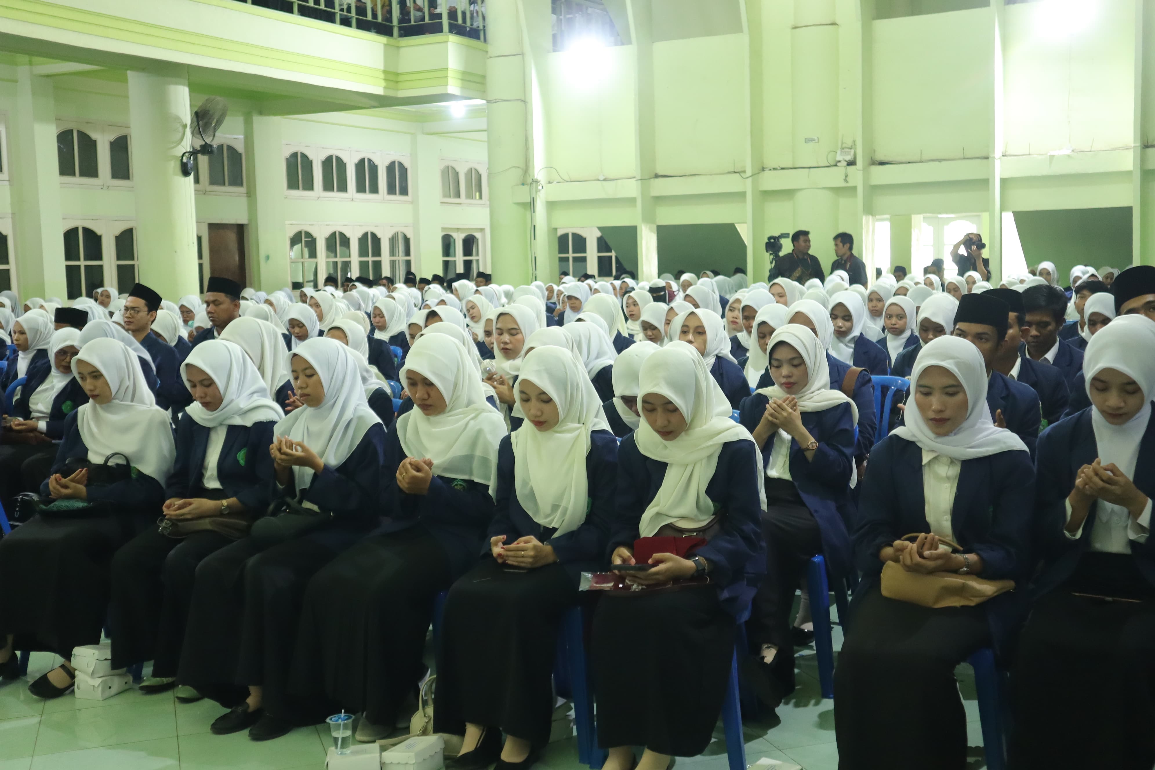 Ratusan mahasiswa IAIH Pancor saat mengikuti kegiatan Yudisium