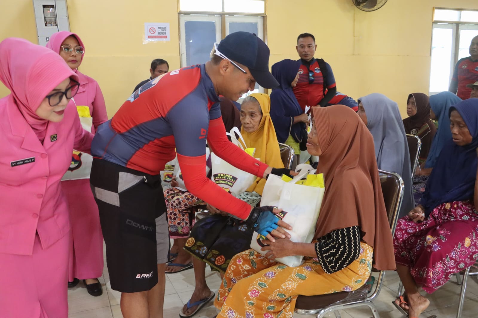 Kapolres Lombok Utara AKBP Agus Purwanta menyerahkan bingkisan sembako kepada lansia