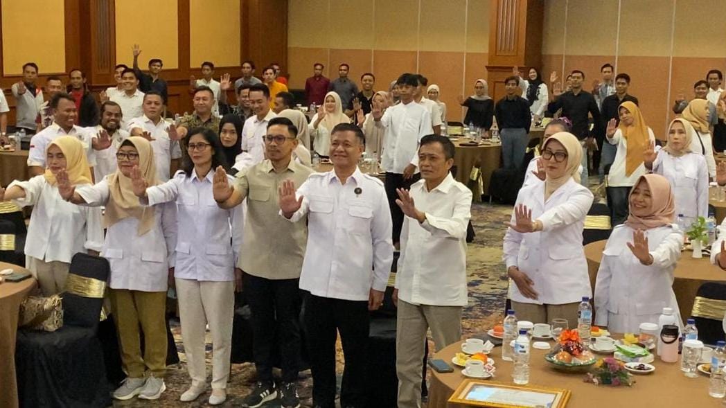 LAWAN NARKOBA: Pengurus dan kader Partai Gerindra NTB bersama BNNP NTB saat deklarasi perang melawan narkoba, Sabtu (13/12).
