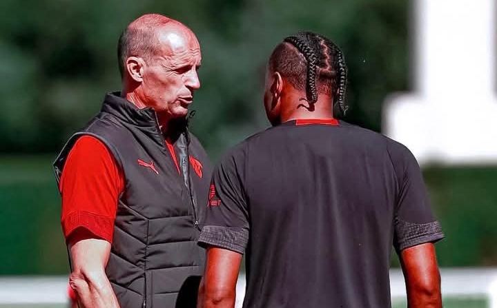 Massimiliano Allegri memberi arahan pada striker AC Milan Christopher Nkunku.