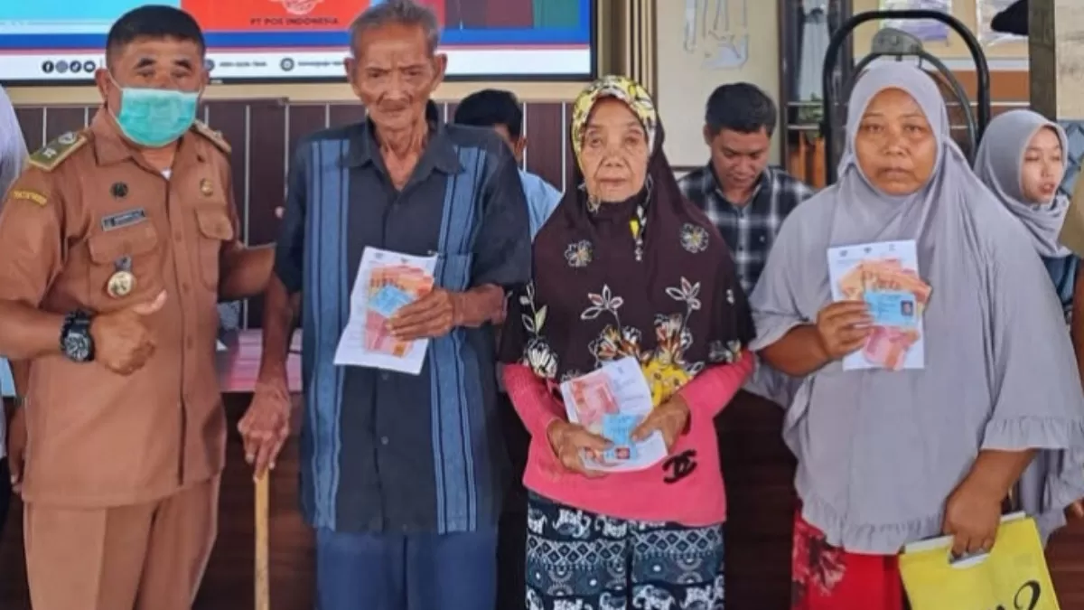 Ilustrasi KPM penerima Bansos, saldo BPNT Tahap 4 mulai mengalir ke KKS.