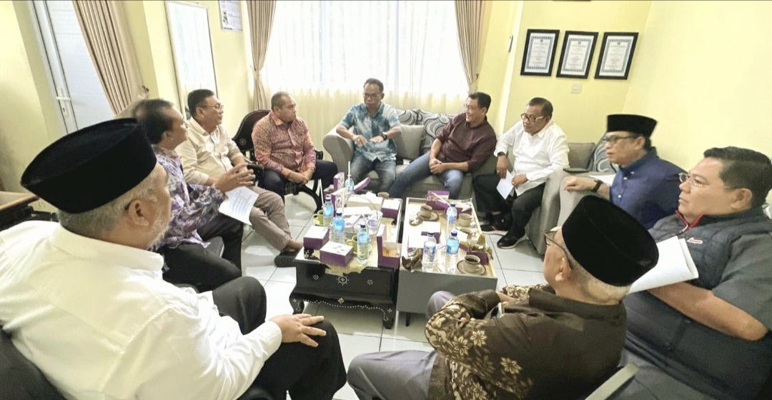 Anggota Banggar DPRD NTB saat mengunjungi UPTB Samsat KLU, Kamis lalu (11/12). DPRD mendorong peningkatan PAD dari berbagai potensi termasuk pajak kendaraan bermotor.