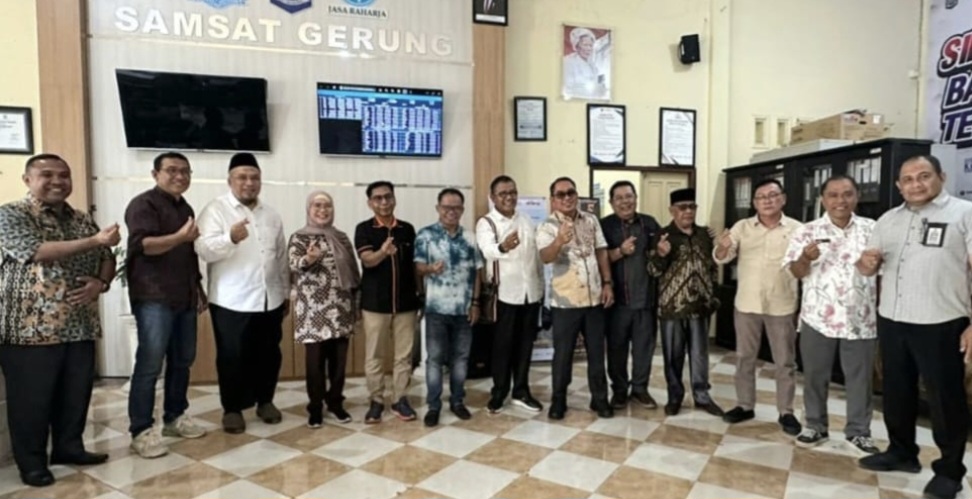 Anggota Banggar DPRD NTB saat mengunjungi Samsat Gerung, Kamis (11/12). Dewan mendorong optimalisasi pajak kendaraan bermotor (PKB) 2026.