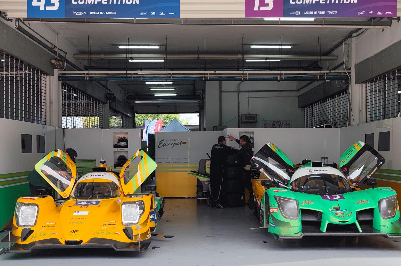 PERKENALKAN: Sejumlah mobil balap di area paddock Sirkuit Internasional Sepang, Malaysia, Minggu (14/12).