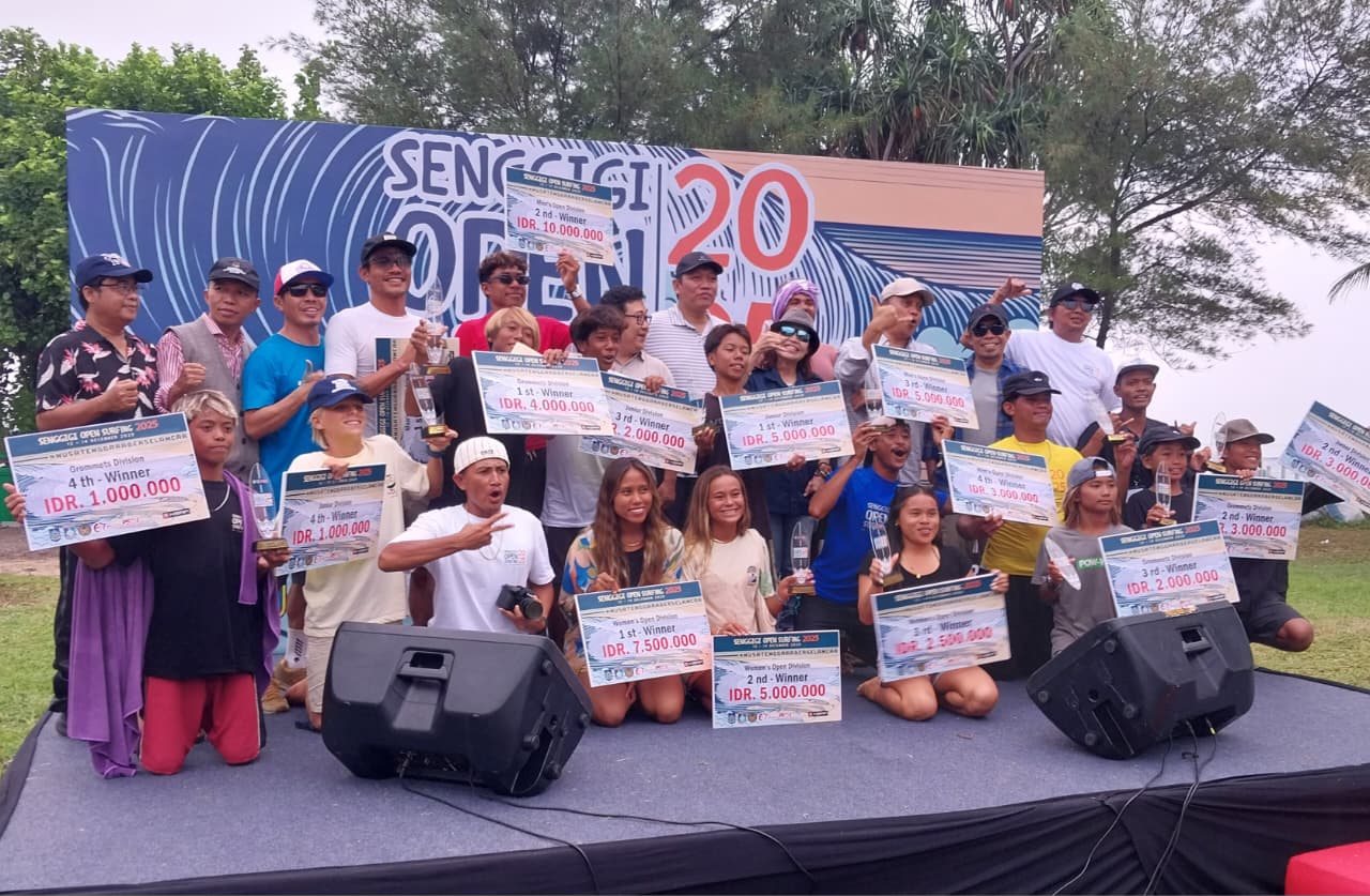 Para juara Senggigi Surfing Open 2025 bersama tamu undangan.