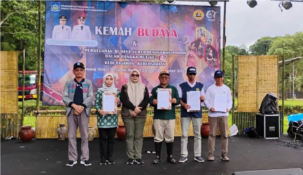 TANAM POHON: Wagub NTB Indah Dhamayanti Putri bersama Plt Kepala Dinas LHK NTB Ahmadi, Plt Kepala Dikbud NTB Lalu Hamdi, dan Pimpinan Pusat PGNW Lale Yaqutunnafis saat kemah bhakti dan penanaman pohon