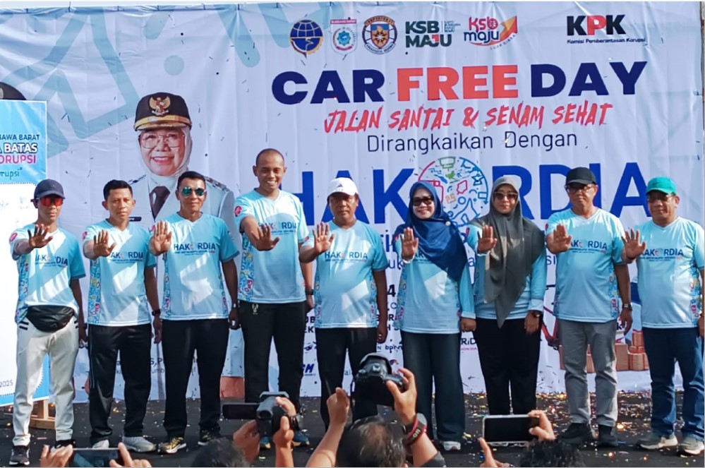 HAKORDIA: Bupati KSB Amar Nurmansyah didampingi Wabup Hanipah saat memimpin peringatan Hakordia tahun 2025, Minggu (14/12).
