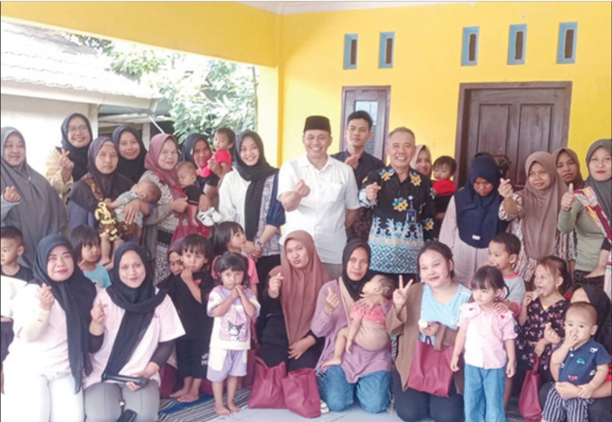 MONEV: Ketua Satgas MBG NTB Ahsanul Khalik saat melakukan monev pelaksanaan layanan kelompok B3 di SPPG Desa Sigerongan, Kecamatan Lingsar, Kabupaten Lombok Barat, pada Jumat (12/12).