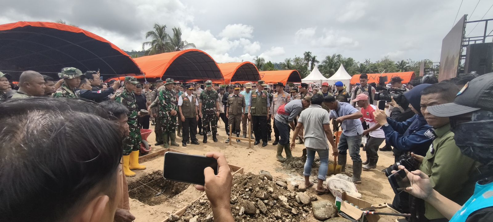 Acara peletakan batu pertama untuk Hunian Sementara bagi warga terdampak banjir bandang dan tanah longsor di Kabupaten Padang Pariaman, Sumatera Barat, Sabtu (13/12).