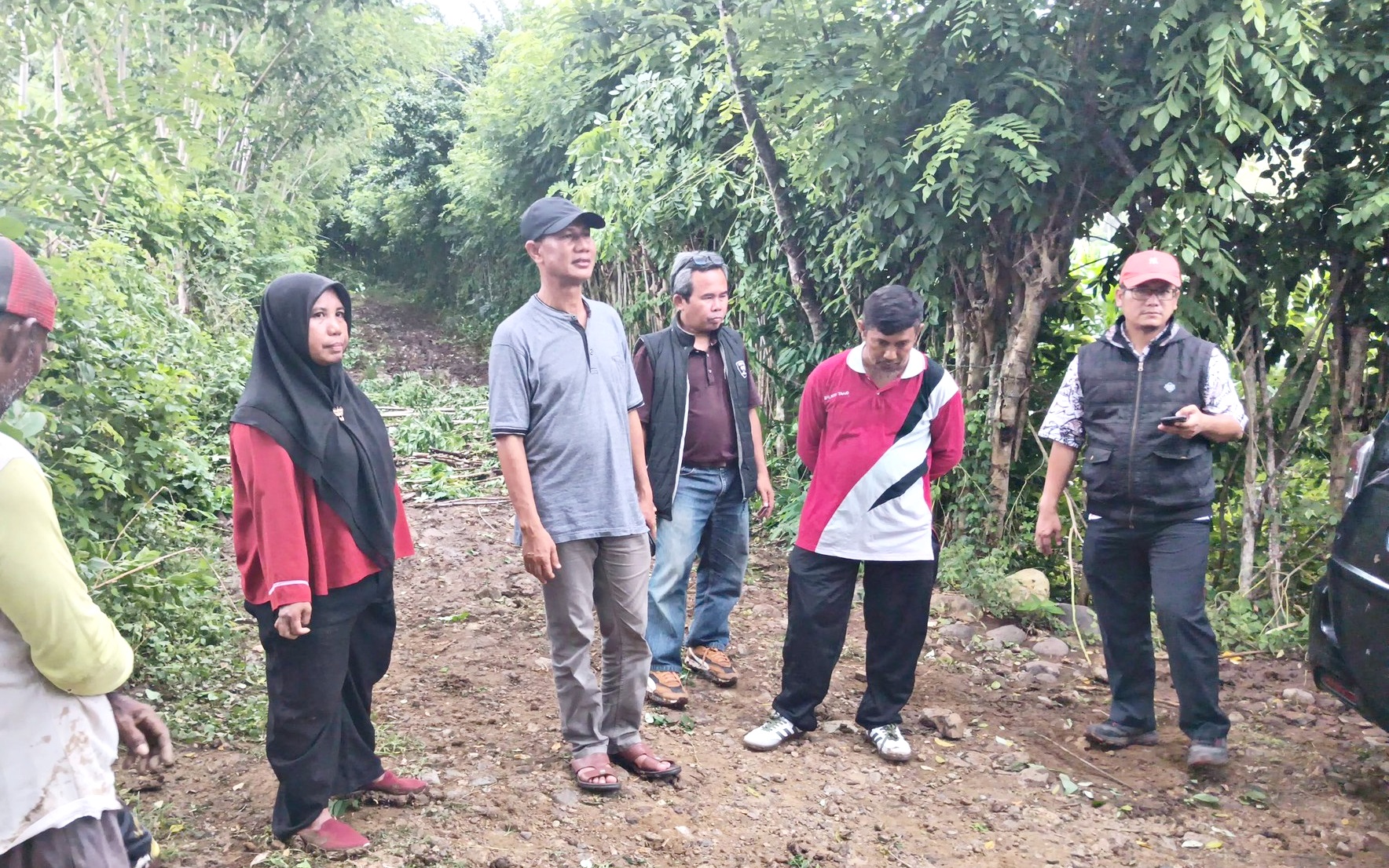 Plt Kepala Distanbun NTB Muhammad Riadi (tengah) bersama tim, langsung melakukan verifikasi lapangan calon lokasi Program Cetak Sawah Tahun 2026, di Desa Senayan, Sumbawa Barat, belum lama ini.