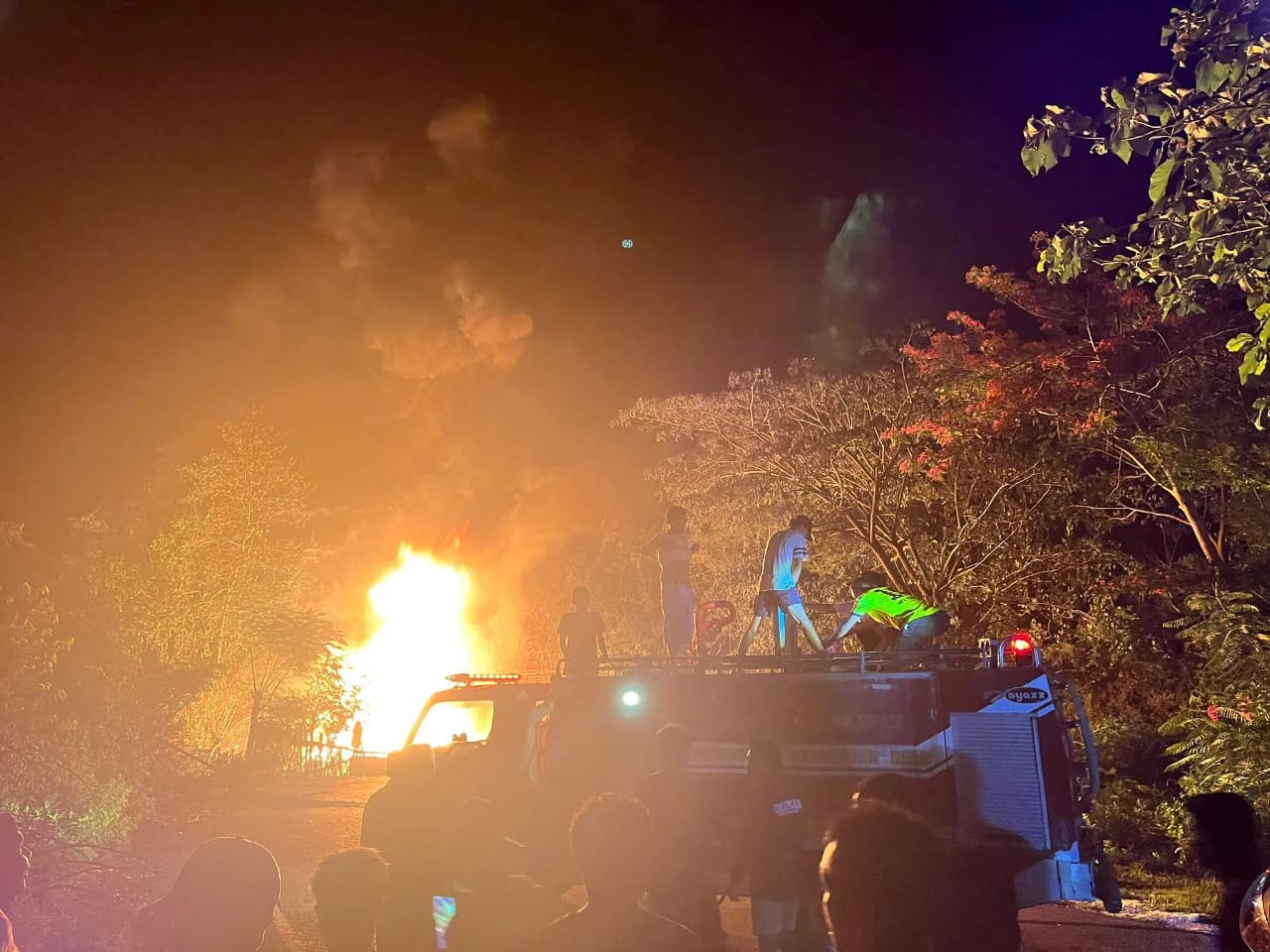 Mobil tangki pengangkut BBM jenis solar terbakar di Desa Sari, Kecamatan Sape, Bima, Sabtu malam (13/12).