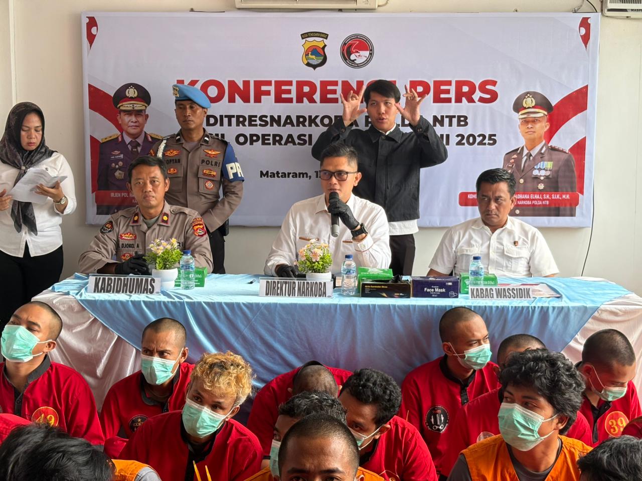 Dirresnarkoba Polda NTB Kombes Pol. Roman Smaradhana Elhaj (duduk/tengah) memberikan penjelasan tentang hasil Operasi Antik Rinjani 2025.