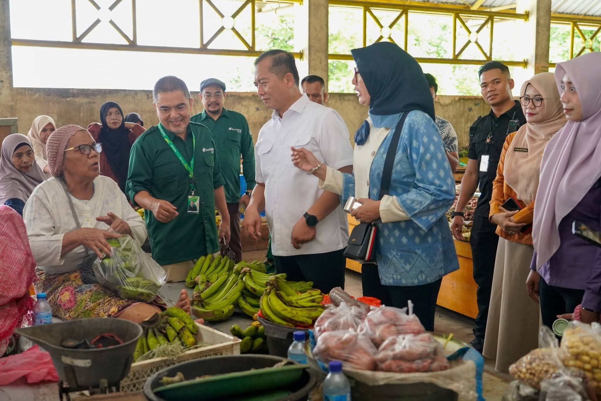 DUKUNG PASAR DIGITAL: Gubernur NTB Lalu Muhammad Iqbal bersama Ketua TP PKK NTB Sinta Agathia Iqbal mengunjungi pedagang yang menggunakan QRIS, di Pasar Dasan Agung, belum lama ini.