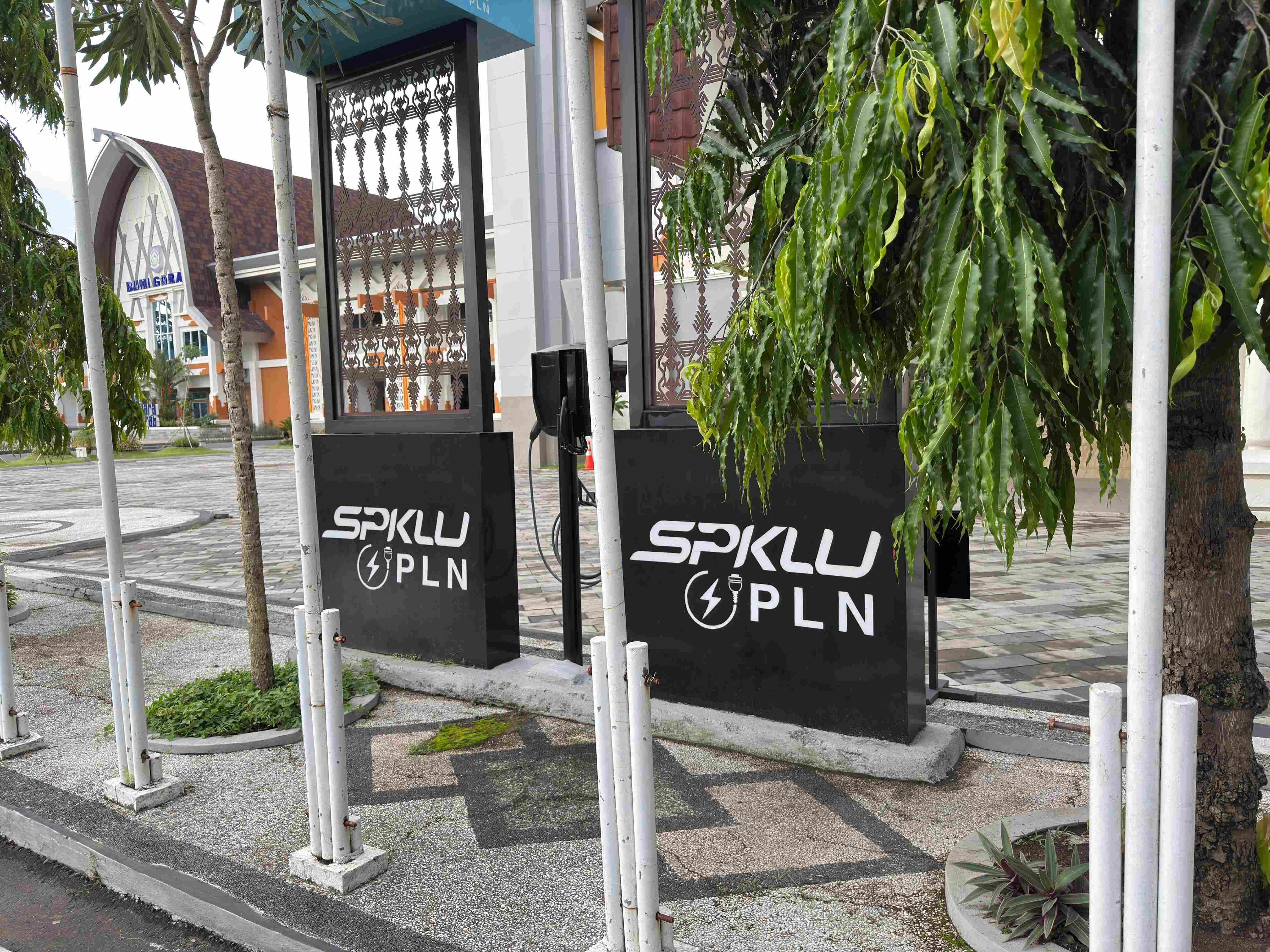 SPKLU berfungsi sebagai fasilitas resmi, untuk mengisi daya baterai kendaraan listrik yang telah tersedia di Kantor Gubernur NTB.