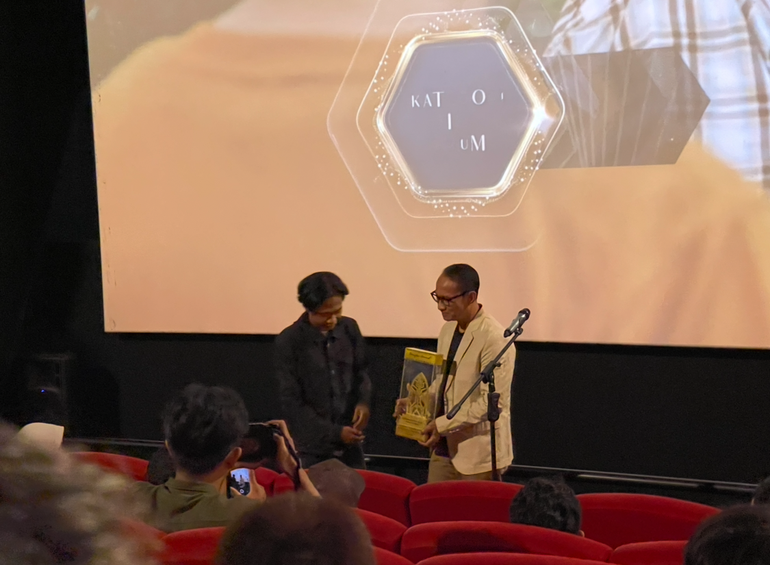 Wali Kota Mataram Mohan Roliskana menyerahkan penghargaan pada pemenang film pendek kategori Umum.