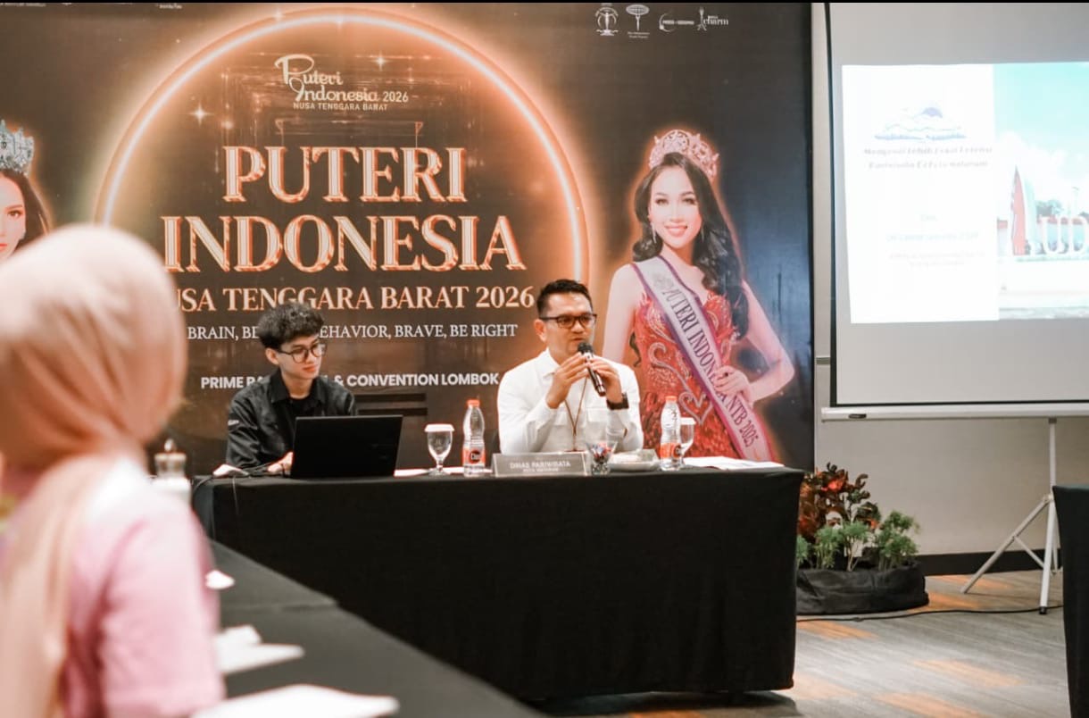 Kepala Dinas Pariwisata Kota Mataram Cahya Samudra (kanan) berdialog dengan peserta seleksi Putri Indonesia NTB 2025.