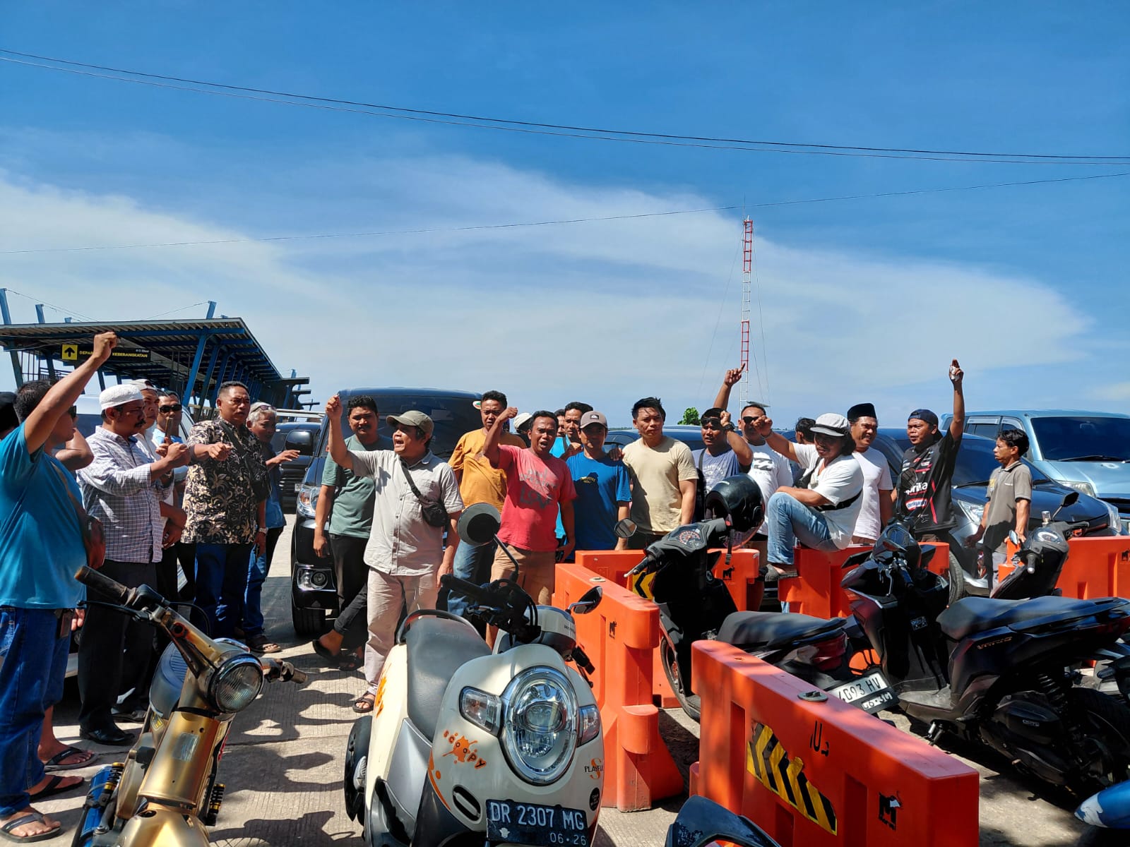 TAK TERIMA: Para sopir travel lokal menyampaikan penolakan terhadap izin operasi Taksi Blue Bird di Pelabuhan Bangsal