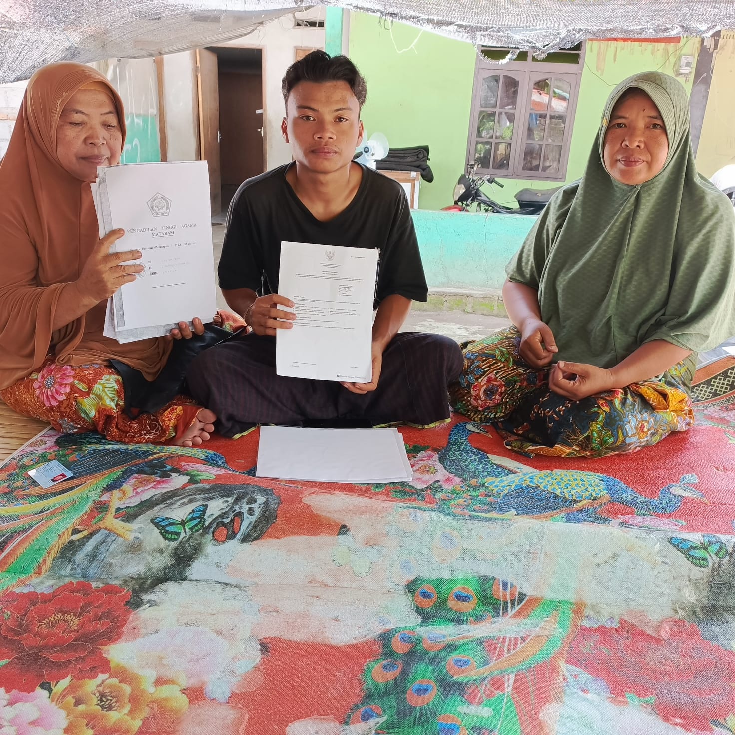 Pemilik lahan Mahnep, Syamsul, dan Nur menunjukan sertifikat lahan yang diduga diserobot, Senin (15/12).