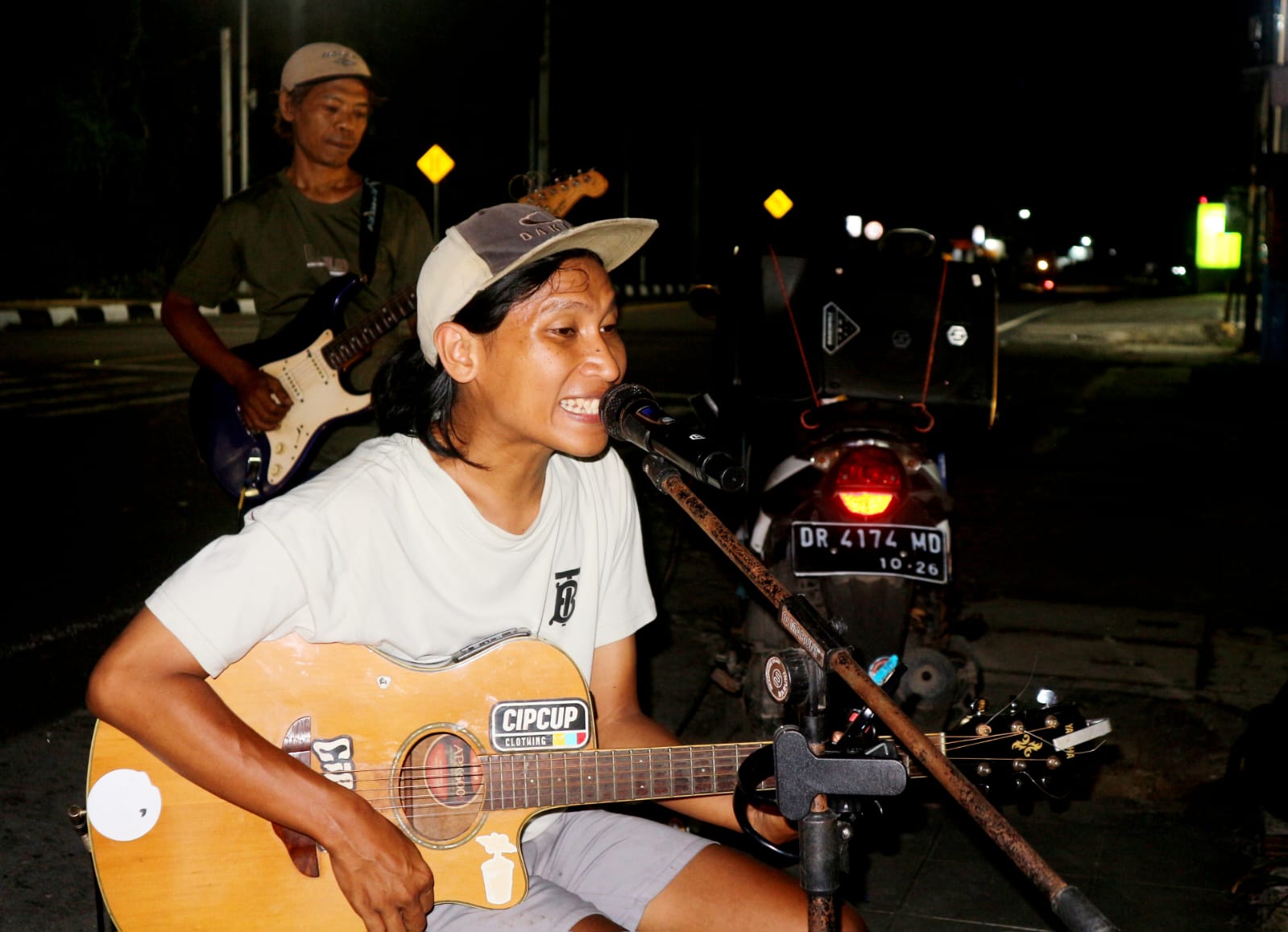 INSPIRATIF: Bohari bersama rekannya Budi saat manggung di Jalan Senggigi depan Square Restaurant.