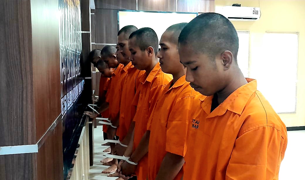 DITANGKAP: Sebanyak 17 tersangka kasus narkoba terjaring dalam Operasi Antik Rinjani 2025 Polres Lombok Barat.