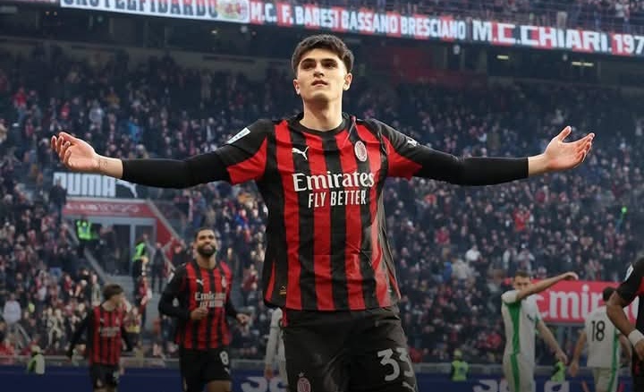 Davide Bartesaghi merayakan golnya ke Gawang Sassuolo, sayangnya dia gagal memberi kemenangan bagi AC Milan, karena laga berakhir imbang 2-2.