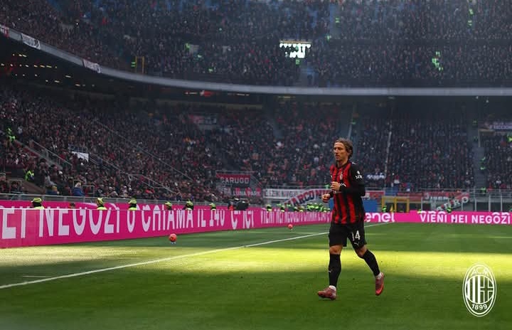 Luka Modric, pemain tengah AC Milan di tengah lautan fans saat laga kontra Sassuolo di San Siro.