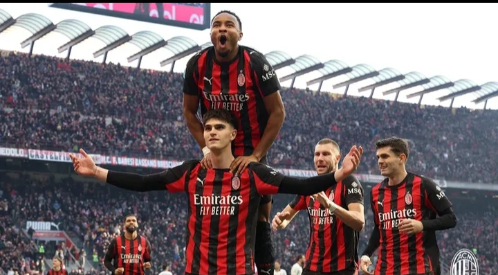 Davide Bartesaghi, bek sayap kiri AC Milan merayakan golnya ke gawang Sassuolo.