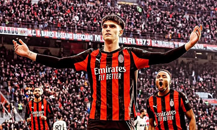 Davide Bartesaghi, bek sayap kiri AC Milan merayakan golnya ke gawang Sassuolo, tampak di belakang striker Christopher Nkunku mengejarnya. 
