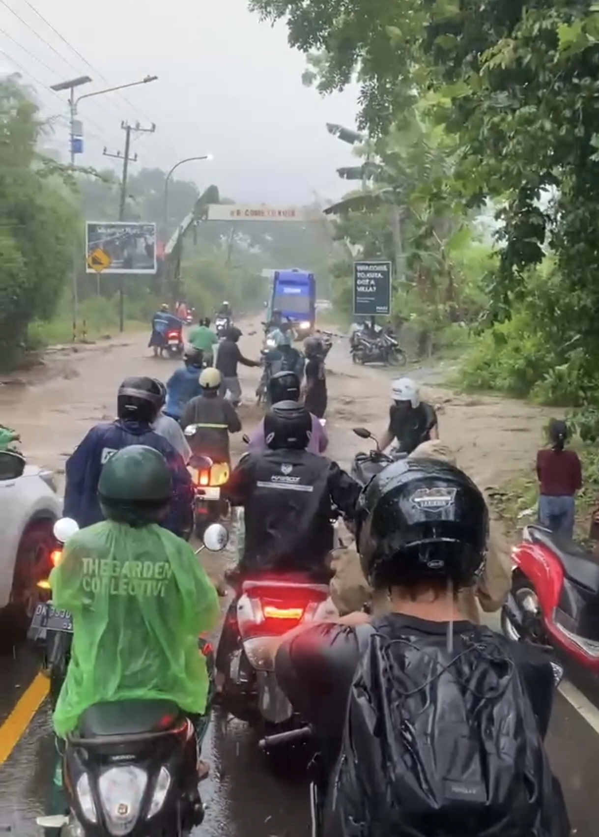 Tangkapan layar video kondisi banjir di jalan raya Kuta Mandalika, Lombok Tengah, Minggu (15/12).
