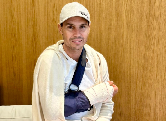 Rafael Nadal umumkan operasi tangan dengan candaan khas. Meski absen di Australian Open 2026, Nadal tetap hadir di Next Gen ATP Finals.