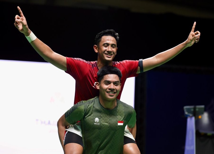 Alwi Farhan digendong Moh Zaki Ubaidillah usai mendapatkan medali emas di nomor tunggal putra.