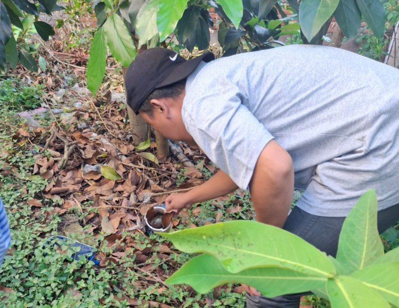 Warga terlibat langsung membersihkan area pekarangan dan semak-semak untuk mencegah genangan air pasca hujan.