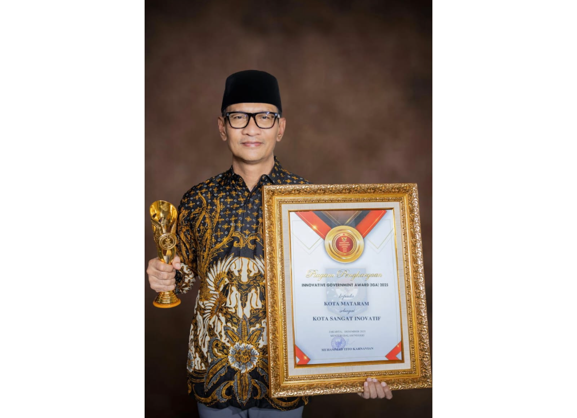 Wali Kota Mataram Mohan Roliskana menunjukkan piagam dan trofi Innovation Government Award (IGA) 2025) usai Kota Mataram dinobatkan sebagai Klaster Kota Sangat Inovatif di Jakarta, Rabu (10/12).