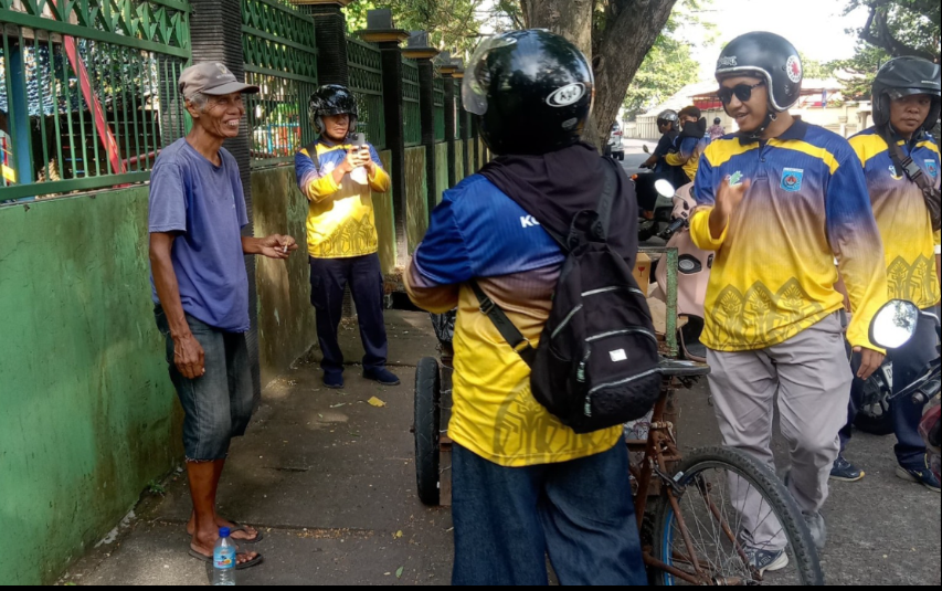 Tim Satgas Sosial Kota Mataram memberikan nasihat dan imbauan kepada pemulung saat giat lapangan, sebagai bagian dari pendataan dan penanganan PPKS secara humanis.