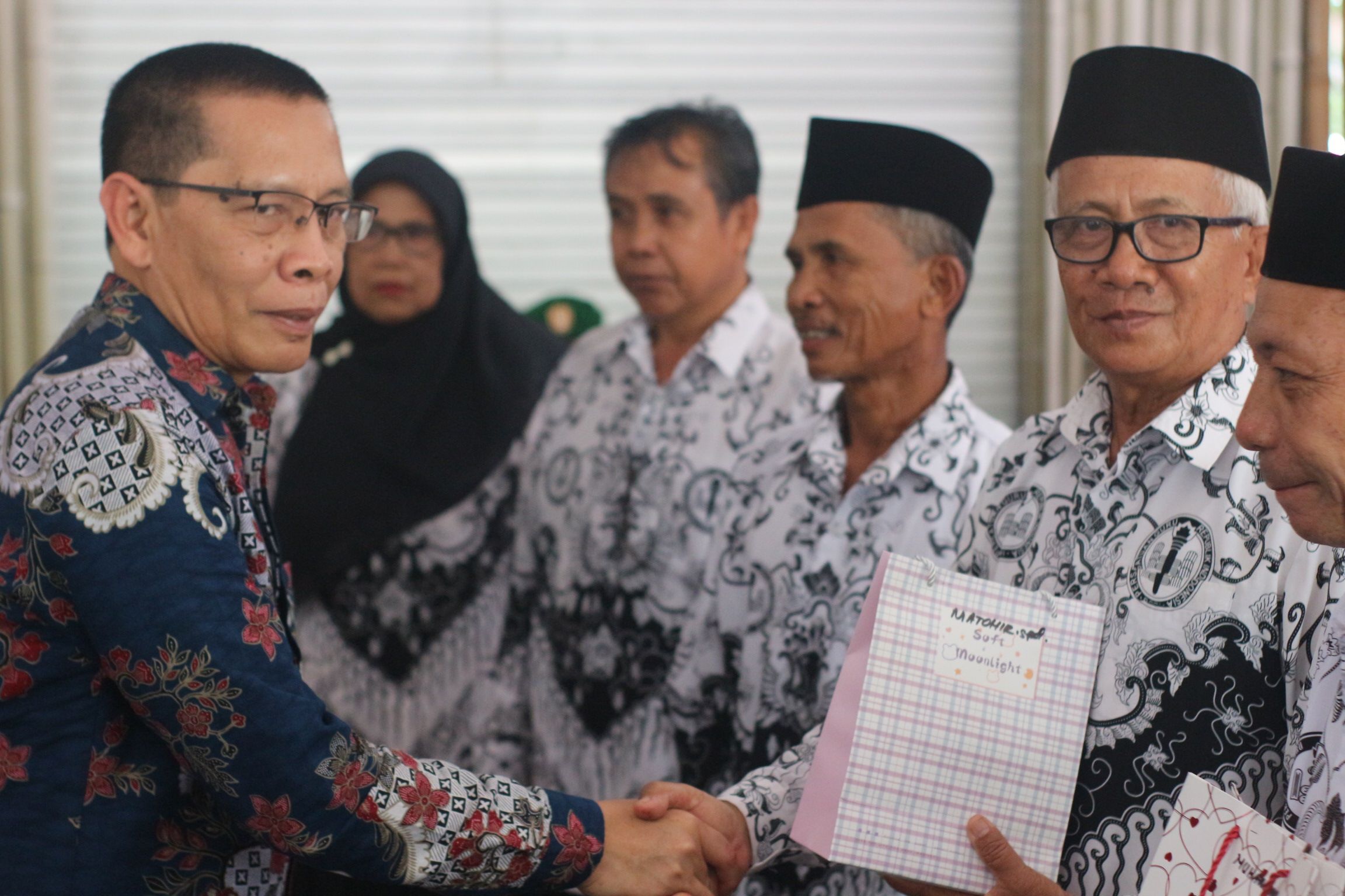 Wakil Bupati Lombok Timur (Lotim) Moh Edwin Hadiwijaya saat menyerahkan penghargaan kepada guru berprestasi di Kecamatan Sambelia
