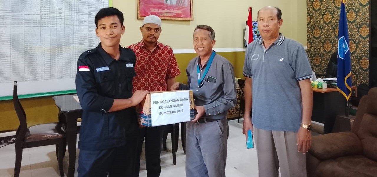 Kepala SMAN 1 Gerung M Ridwan Helmy menyerahkan bantuan untuk korban bencana Sumatera di sekolah setempat, Sabtu lalu (13/12). Pasca SAS, SMAN 1 Gerung gelar aksi sosial hingga class meeting.