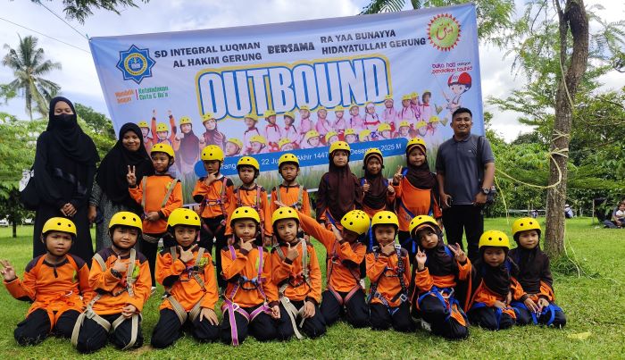 Para siswa dan guru SD Integral Luqman Al Hakim Gerung foto bersama pada kegiatan Outbound di Pathfinder Outbound Karang Bayan, Lobar, Sabtu lalu (13/12). Outbound SD Integral Luqman Al Hakim Gerung,