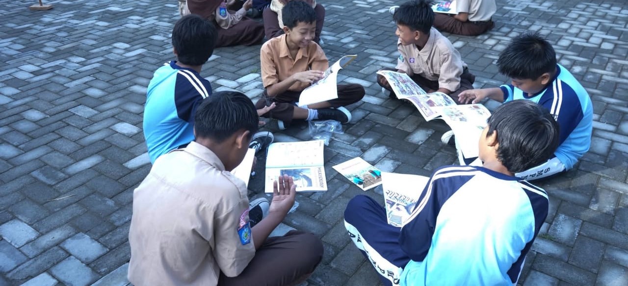 Salah satu SMP di Kota Mataram menerapkan program literasi melalui kebiasaan menulis resensi buku. Disdik Kota Mataram perkuat literasi siswa lewat resensi buku.