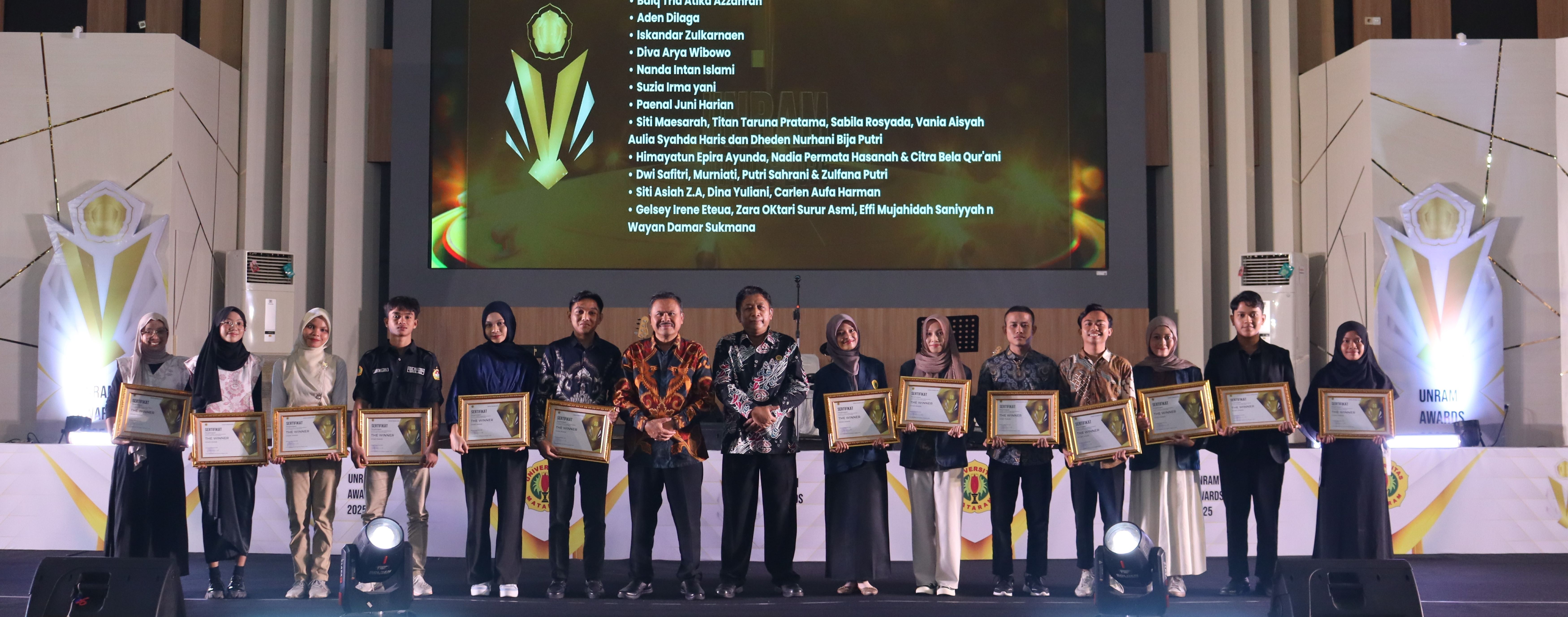 Rektor Unram Prof Bambang Hari Kusumo  bersama mahasiswa berprestasi pada penghargaan Unram Award 2025. PR rektor baru Unram, cetak lulusan mandiri menuju Indonesia Emas 2045.