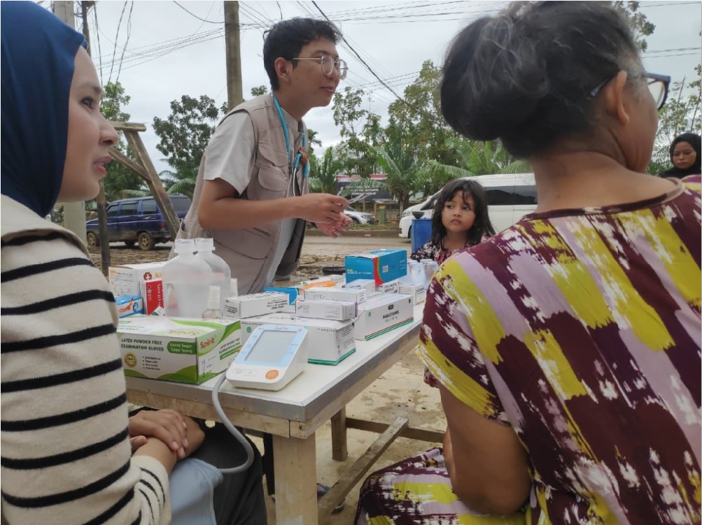 LAYANI WARGA : Relawan kesehatan INH dr Muhamad Dea Firdaus (dua dari kiri) melakukan pengecekan kesehatan di Desa Bundar, Kecamatan Karang Baru, Aceh Tamiang, Senin (15/12).