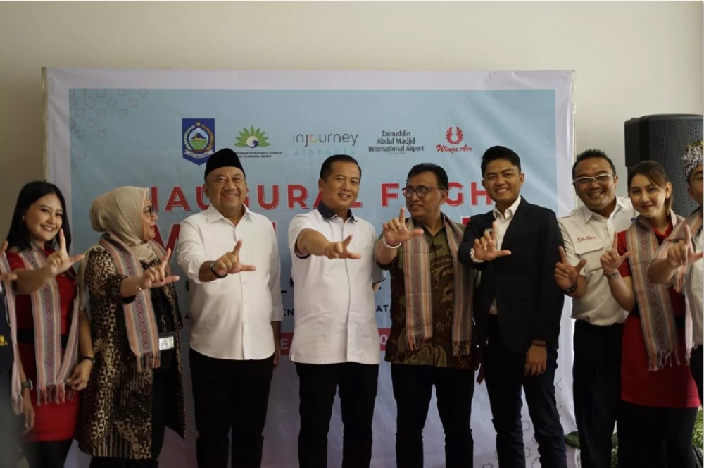 KONEKTIVITAS: Gubernur NTB Lalu Muhamad Iqbal saat saat menghadiri peresmian penerbangan perdana Wings Air rute Malang (MLG)&ndash;Lombok (LOP), Senin (15/12).