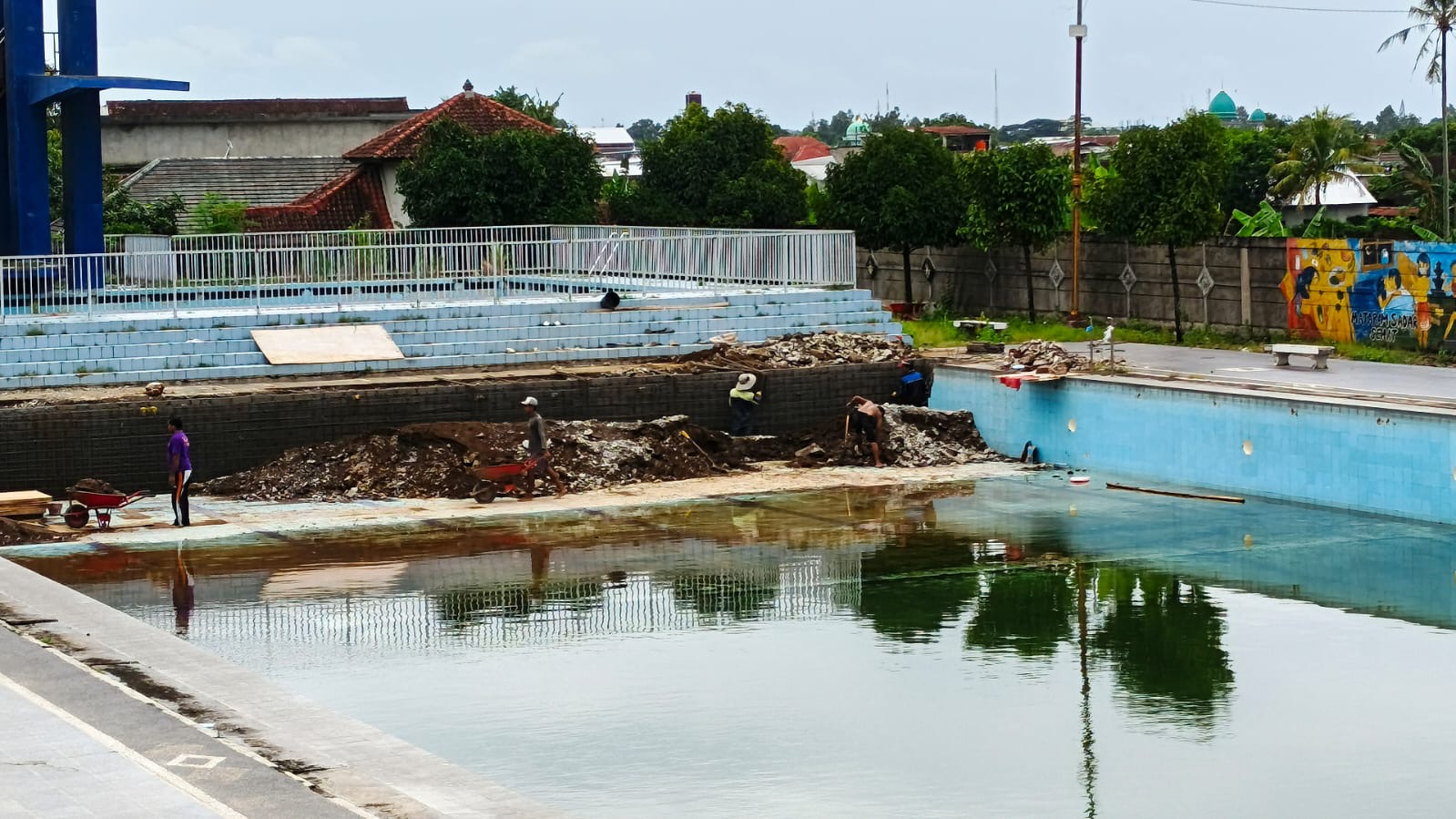 Pekerja tengah membongkar MWP untuk memperpanjang lintasan renang.