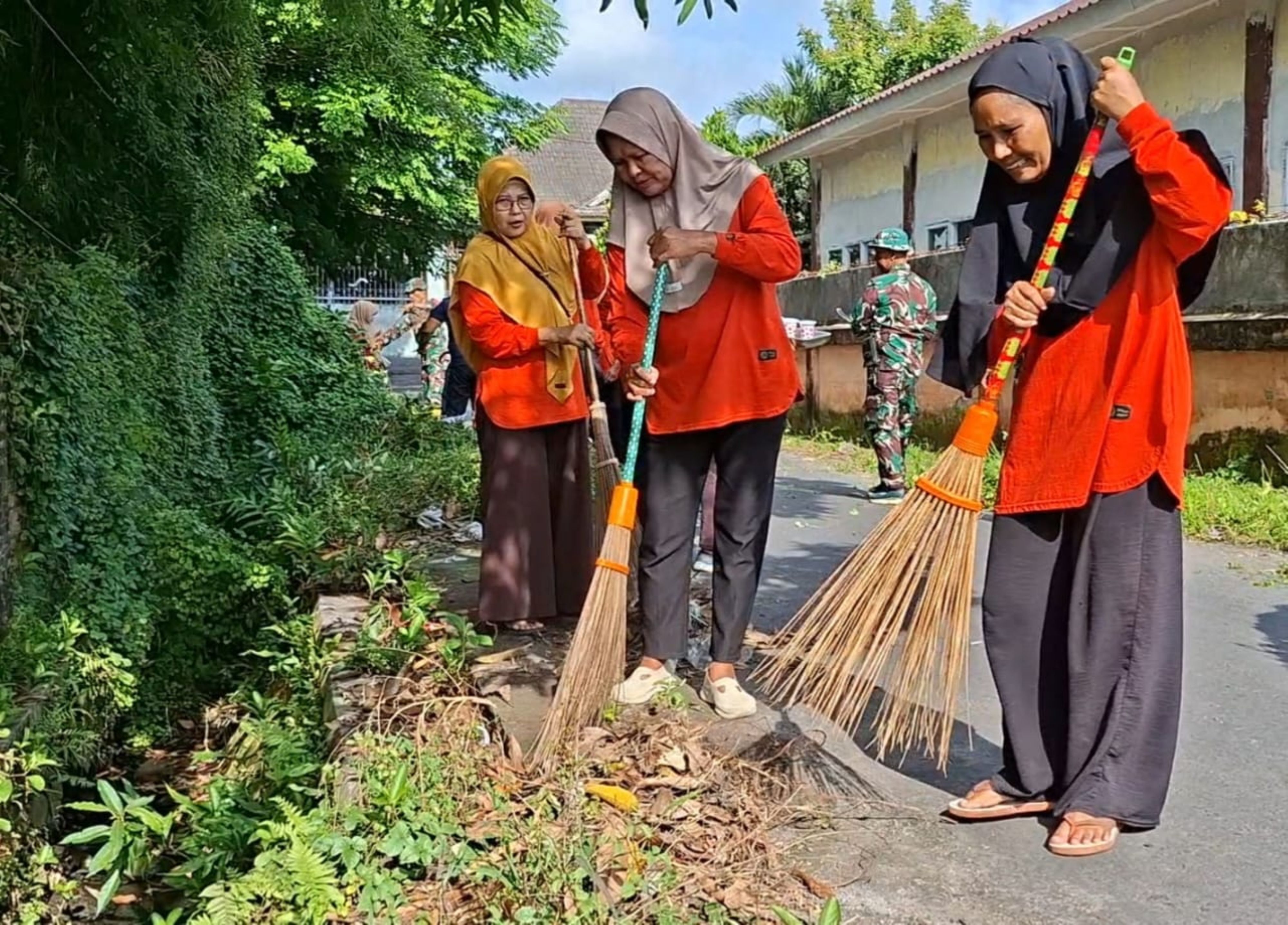 Sejumlah warga bergotong royong membersihkan drainase dan lingkungannya dari sampah di Kampung Jawa, Praya, Loteng, belum lama ini.