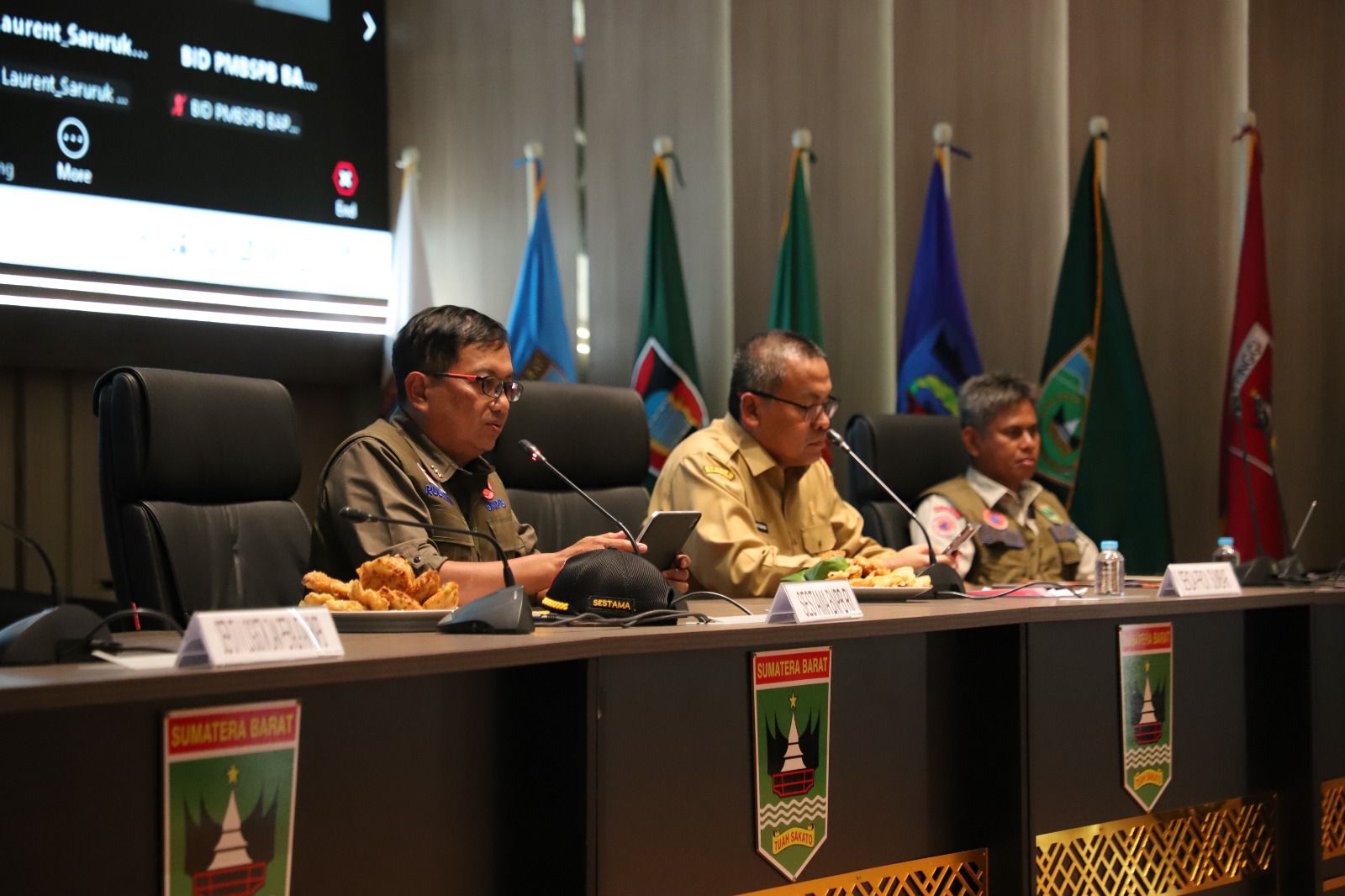 Sekretaris Utama BNPB Dr. Rustian, memimpin Rapat Percepatan Rehabilitasi dan Rekonstruksi pascabanjir bandang dan tanah longsor di Sumatera Barat, di kantor Gubernur Sumatera Barat, Selasa (16/12).