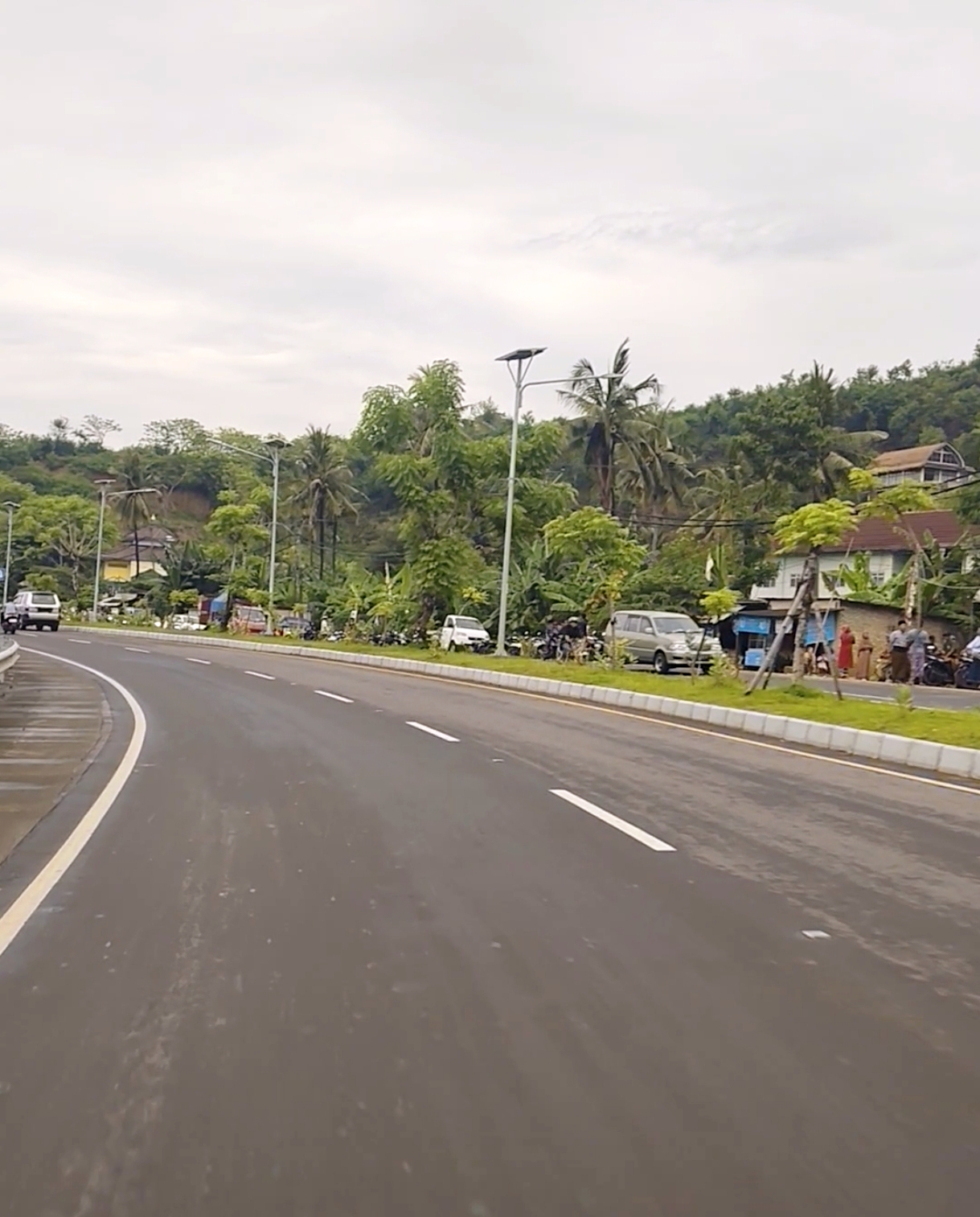 BYPASS LEMBAR-KAYANGAN: Sejumlah kendaraan melintasi jalan raya di depan Sirkuit Internasional Mandalika, Desa Kuta, Pujut, Lombok Tengah, Minggu (14/12).
