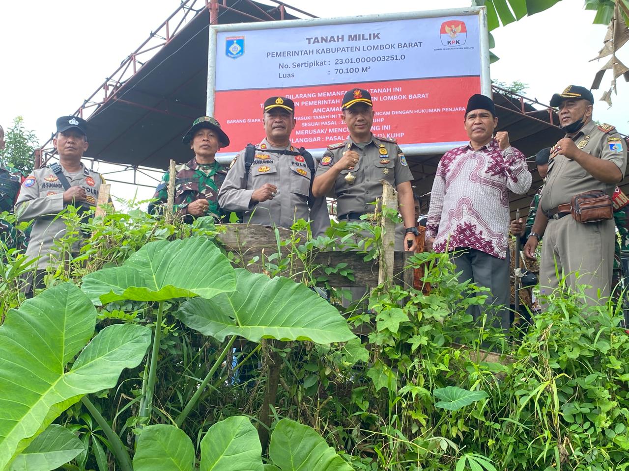 AMANKAN ASET: Satpol PP Lombok Barat memasang plang aset kepemilikan Pemda di atas lahan seluas 7 hektare di Desa Batu Mekar, Kecamatan Lingsar.