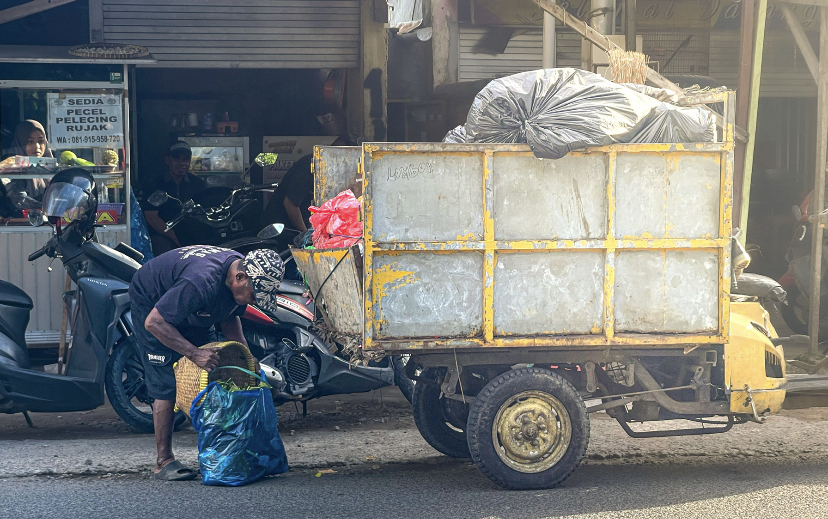 Tukang Sampah Roda Tiga