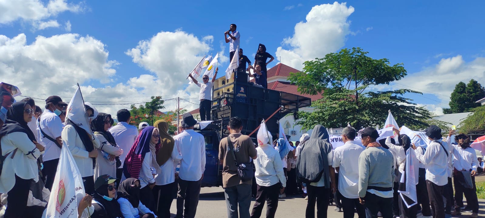 APRESIASI PEMDA: Para tenaga honorer KLU melakukan aksi di depan Kantor Bupati, beberapa waktu lalu